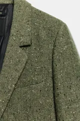 Blazer de Zara confeccionado en hilatura con lana, con diseño de espiga en tonos marrones. Presenta cuello solapa, manga larga con botones, bolsillo de vivo en el pecho y bolsillos delanteros con solapa. Cierre frontal con botones y forro interior negro.