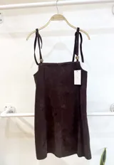 Vestido corto de gamuza color chocolate, con breteles finos y detalle de cuentas de guampa en los tirantes.