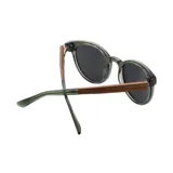 Lentes de sol Indie Zac, con montura redonda color verde oliva y lentes grises.