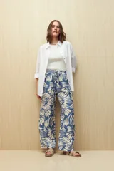 Pantalón ancho estampado de corte amplio y fluido, con cintura elastizada y lazo ajustable.