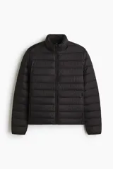 Campera puffer liviana de corte ajustado, con cuello elevado y cierre frontal. Presenta diseño acolchado horizontal, bolsillos laterales ocultos y acabado repelente al agua.