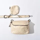 Bandolera beige con diseño acolchado en forma de rombos. Incluye correa ajustable y monedero redondo extraíble.