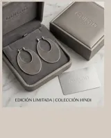 Aros de plata 925 con acabado empavonado y diseño ovalado de textura microperforada.