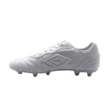 Championes de fútbol Umbro modelo Touch FG, color negro, con diseño clásico de costuras en la puntera y logo de la marca en el lateral.