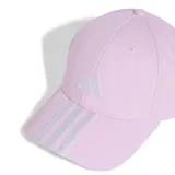 Gorra Adidas rosada con visera curva, logo bordado en blanco en el frente y tres tiras blancas sobre la visera.