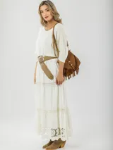 Sweater tejido fino italiano color crudo, con escote en V y mangas 3/4. Diseño holgado y liviano.