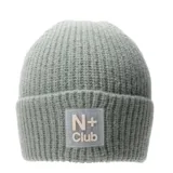 Gorro tipo beanie tejido en punto acanalado, color azul petróleo, con vuelta en el borde y parche rectangular frontal con el logo N+ Club.