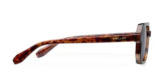 Lentes de sol con montura estilo aviador en estampado carey y lentes polarizadas negras. Presentan un diseño de doble puente estructural y acabado resistente a rayaduras.