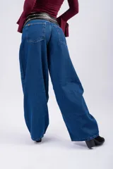 Jean baggy de tiro bajo en color azul denim clásico, con corte extra ancho y caída fluida.