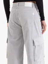 Bermuda tipo cargo de corderoy con silueta oversize y relajada. Presenta tiro medio, bolsillos laterales tipo cargo y diseño de pierna ancha.