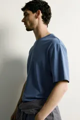 Camiseta de manga corta y corte relaxed fit, color blanco, con cuello redondo acabado en rib.
