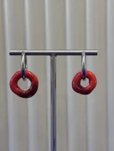 Aros tipo argolla de plata 925, con dijes circulares intercambiables en color rojo coral y vidrio transparente.