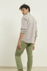 Camisa de manga larga color gris claro con textura, cuello abotonado y bolsillo en el pecho.