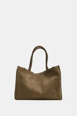 Bolso de hombro formato maxi city confeccionado en piel de gamuza color marrón. Cuenta con doble asa de hombro, doble compartimento interior y cierre mediante clip metálico y cremallera.