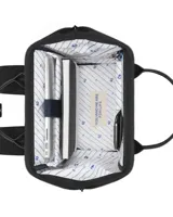 Mochila Cabaia modelo Adventurer en color negro, confeccionada en tejido de pana con base y detalles en cuero sintético. Cuenta con asas superiores, bolsillo frontal con cierre y parches de marca en tono cuero.