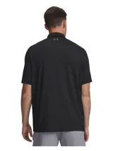 Remera polo de golf Under Armour, color negro, con cuello clásico, tapeta de dos botones y logo de la marca en el pecho. Confeccionada en tejido técnico elástico, ligero y transpirable con protección solar.