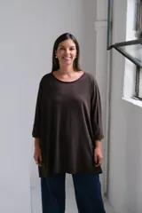 Remera de algodón color chocolate, de corte holgado y diseño oversize, con cuello redondo y mangas tres cuartos con terminación desflecada.