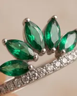 Anillo de plata 925 con diseño de corona adornado con piedras naturales verdes talladas en formato marquise y detalles de circón pavé en la banda.