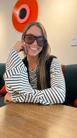 Chaleco de piel sintética en color negro, con diseño sin mangas, forro interior y bolsillos laterales. Presenta una silueta amplia y versátil.