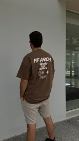 Remera marrón de corte oversized con estampa en la espalda.