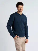 Sweater tipo polo de punto con diseño de trenzas, color azul marino, con cuello clásico y abertura frontal.