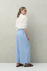 Pantalón Alessio de corte amplio y silueta recta, confeccionado en mezcla de lino y viscosa. Cuenta con diseño de tiro medio y cintura cómoda.