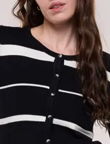 Cardigan de punto fino Elie Tahari con diseño a rayas horizontales en color negro y blanco, escote redondo, cierre frontal de botones y mangas largas.