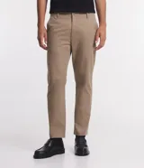 Pantalón de corte slim y estilo cropped, confeccionado en tejido plano de algodón con un toque de elastano. Presenta cierre frontal con botón y cremallera, trabillas para cinturón y bolsillos laterales y traseros.