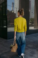 Chaqueta de punto color azul marino, con cuello redondo, manga larga y cierre frontal con botones. Los acabados son en rib a tono.