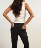 Pantalón de jean negro, corte boot cut, tiro alto, con bolsillos delanteros y traseros.