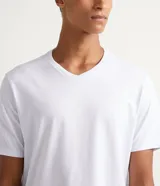 Remera de manga corta, cuello V, color blanco liso.