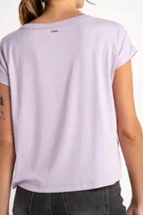 Remera celeste de punto canalé, corte holgado y mangas cortas.