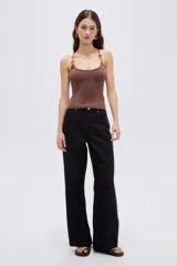 Musculosa de viscosa al cuerpo con cuello redondo y breteles finos decorados con cuentas.