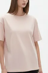 Remera negra de algodón de corte ancho y corto, con mangas cortas y cuello redondo a la base.