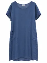 Vestido midi de lino color azul jean, con cuello redondo, mangas cortas, bolsillos laterales y corte recto.