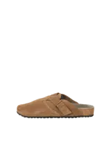 Zueco de gamuza color cognac, con puntera redonda, tira ajustable con hebilla, suela de corcho y base de goma.