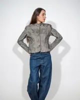 Chaqueta de pana color verde militar con estampado paisley, cuello mao, cierre frontal con botones metálicos y ribetes negros.