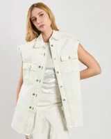 Chaqueta estilo camisa de algodón elástico color blanco, con mangas desmontables y botones. Costuras en contraste en toda la prenda y corte ligeramente oversize.