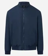 Campera tipo bomber de color beige, con cierre frontal por cremallera, cuello redondo y puños con elástico. Presenta bolsillos laterales y forro interior.