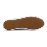 Zapatilla casual de lona blanca, estilo náutico o skater, con detalles en azul marino en el ribete de la suela, el forro interior (a rayas) y el logo bordado en la lengüeta y el lateral.
