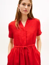 Vestido corto rojo de lino de Tommy Hilfiger, con cuello camisero, manga corta, cierre frontal con botones ocultos, cordón ajustable en la cintura y bolsillos laterales.