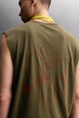 Musculosa Zara Athleticz de corte holgado, confeccionada en tejido ligero de lino y algodón, con cuello redondo y diseño sin mangas.