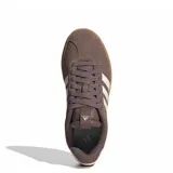 Championes Adidas VL Court 3.0 para mujer, color marrón con las tres tiras características en blanco y suela de goma tipo chunky.