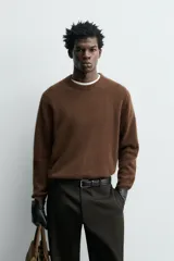 Jersey de punto de cashmere con corte regular, cuello redondo y manga larga. Presenta acabados en rib en cuello, puños y ruedo.
