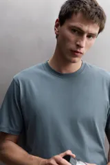 Remera regular fit de Zara Athleticz confeccionada en tejido de algodón, color verde militar, con cuello redondo, manga corta y sutil estampado de logo con relieve en el bajo.