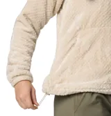 Campera polar de textura suave y afelpada, color beige, con cierre frontal completo, cuello alto y bolsillos laterales con cierre.