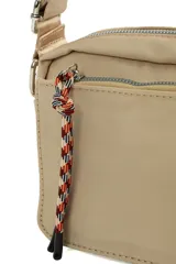 Bandolera de diseño rectangular en color negro, con cierre superior y bolsillo frontal con cierre. Incluye una correa larga ajustable para llevar al hombro o cruzada, y un detalle de tirador de cuerda trenzada en el bolsillo delantero.