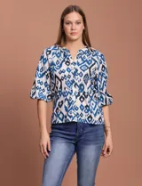 Blusa de gasa estampada en tonos azules y negros, marca Sioni. Tiene cuello a la base con escote en V, abertura central con botones y mangas tres cuartos fruncidas.