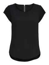 Top de manga corta color negro, con cuello redondo y cierre metálico visible en la parte posterior. Presenta un diseño de corte recto con ruedo ligeramente redondeado y más largo en la parte trasera.