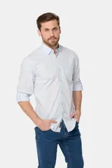 Camisa de hombre color celeste, de manga larga con presilla para enrollar, bolsillo en el pecho y confeccionada 100% en algodón.